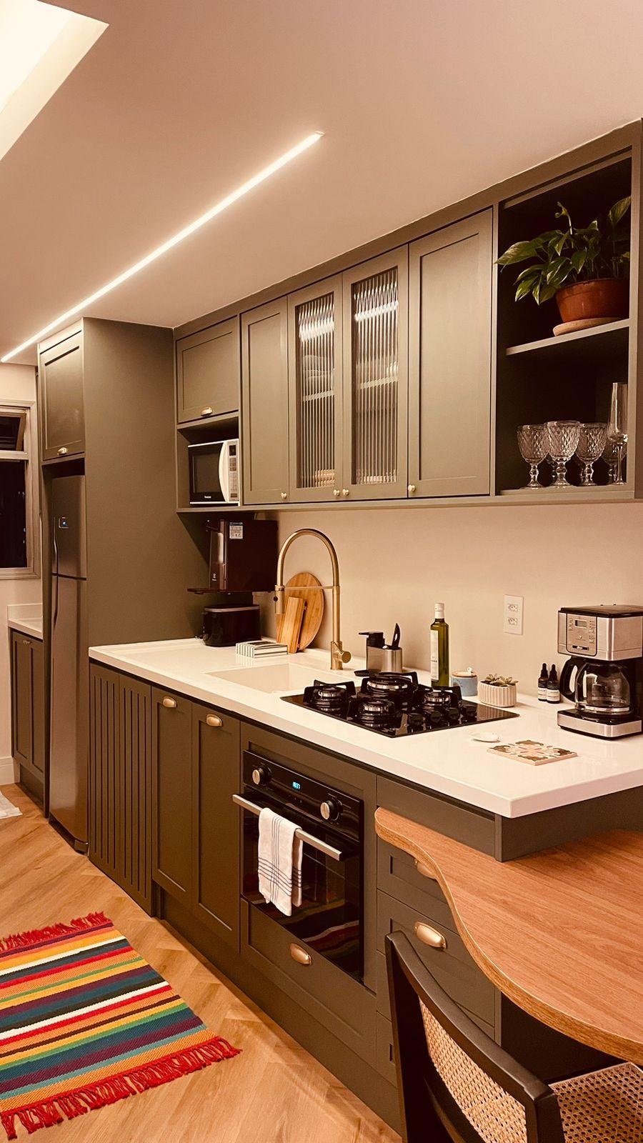 Armário cozinha planejado com portas em moldura