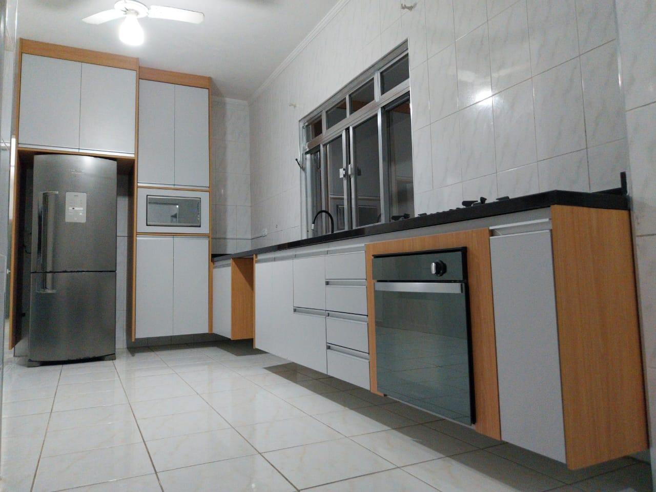 Armário  cozinha cinza clean com detalhes em madeira