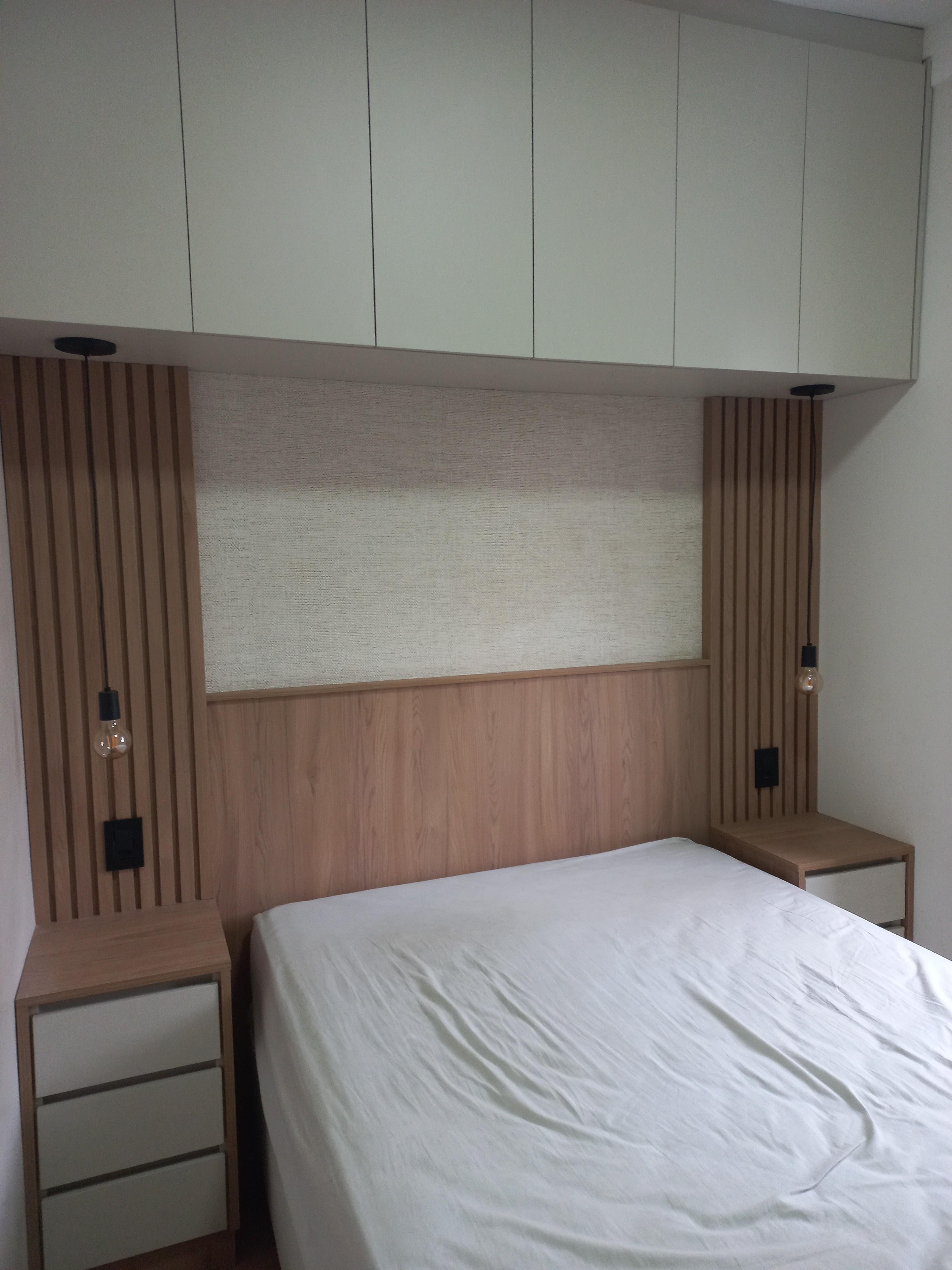 Mesa cabeceira, com painel ripado