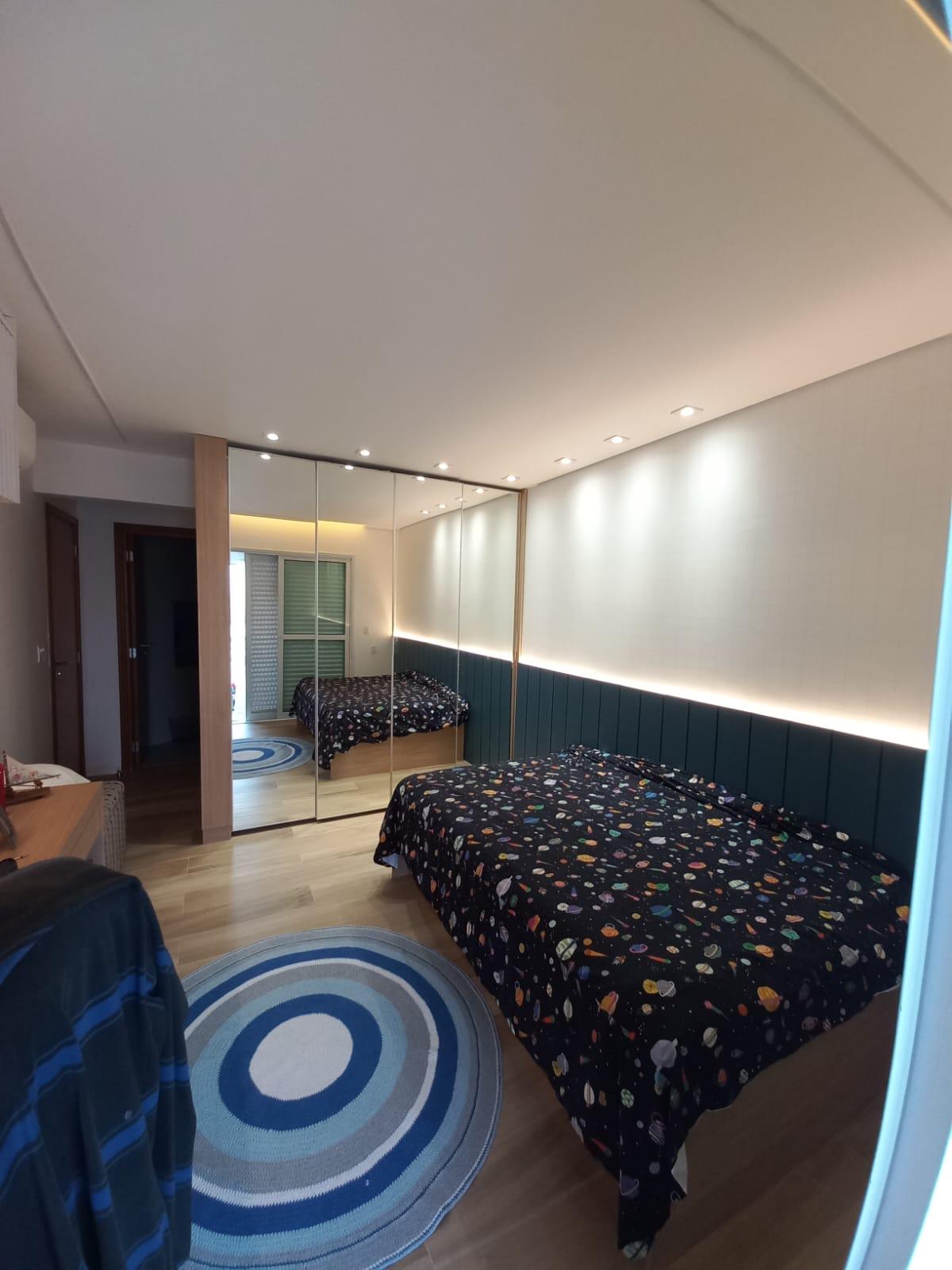 Roupeiro com portas em espelho, painel cabeceira ripada