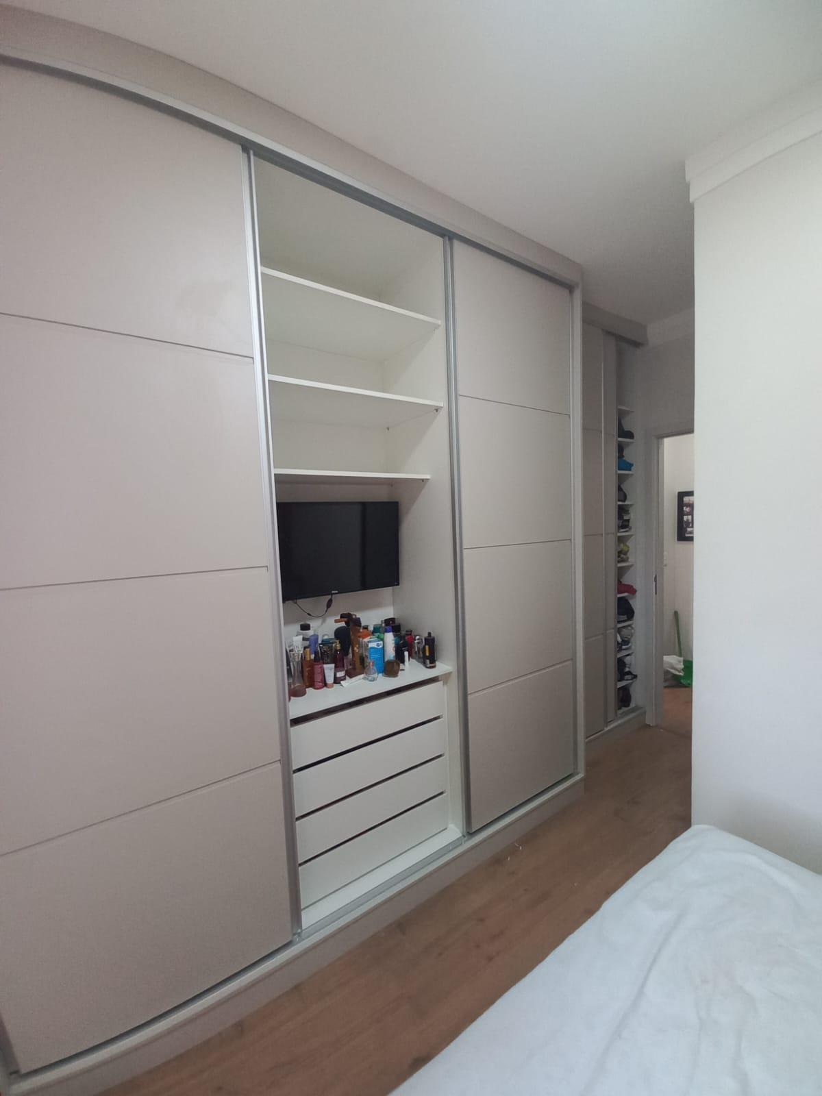 Roupeiro com espaço para embutir TV