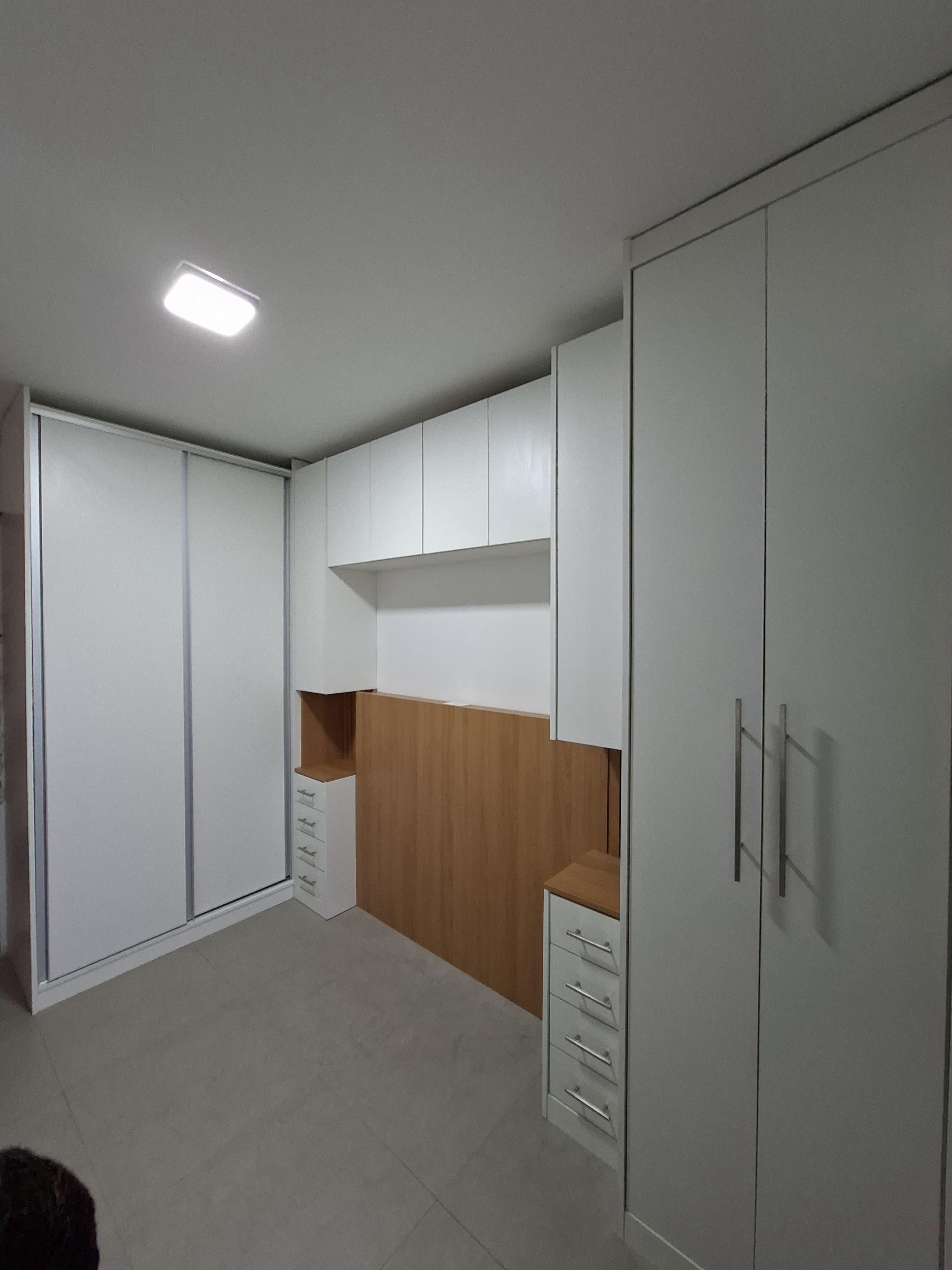 Dormitório planejado branco com cabeceira em MDF madeira