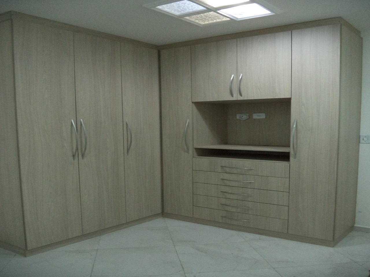 Armário amplo, com gaveteiro interno. Foi pago em 6X no cartão